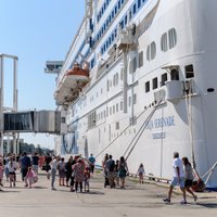 Foto: 'Silja Serenade' pirmajā reisā uz Rīgu atved 1500 tūristus