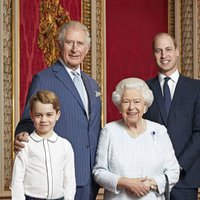 Karaliene un troņmantnieki: Britu karaļnams pārsteidz ar četru paaudžu portretu