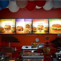 'Krievijas garša’: ‘McDonald's’ jaunais aizvietotājs Krimā – ‘Rusburger’