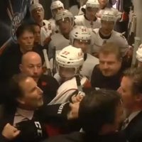 Video: 'Canucks' galvenais treneris cenšas ielauzties 'Flames' ģērbtuvē