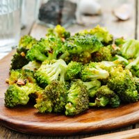Kā veselīgi un gardi cepeškrāsnī pagatavot brokoļus