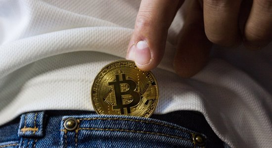 Spekulanti un investori sliecas par labu Trampam; "Bitcoin" jauns rekords