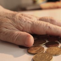 Saeimas komisija atbalsta pensiju indeksāciju par mēnesi agrāk
