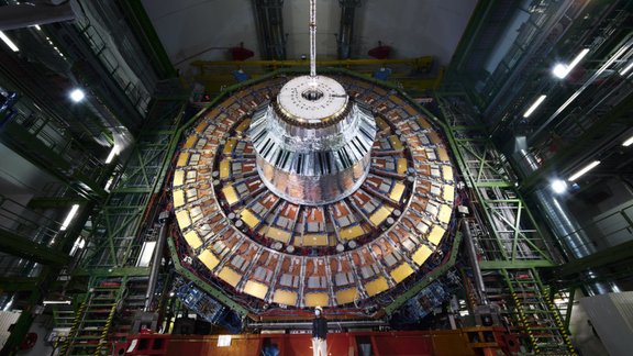 Attēlā redzamais CMS jeb "Compact Muon Solenoid" eksperiments ir viens no tiem, kur savu roku pielikuši arī daļiņu fiziķi no Latvijas. Foto: Samuel Joseph Hertzog, CERN