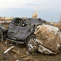 Turpinās izdzīvojušo meklēšana pēc postošā Oklahomas tornado