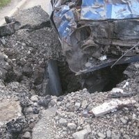 ВИДЕО: в Донецке снаряд разорвался перед ехавшим автомобилем