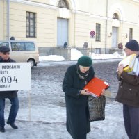 Pensionāri Saeimā iesniedz 106 000 parakstu par pensiju indeksāciju