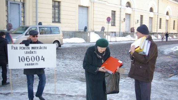 Pensionāri Saeimā iesniedz 106 000 parakstu par pensiju indeksāciju - 9