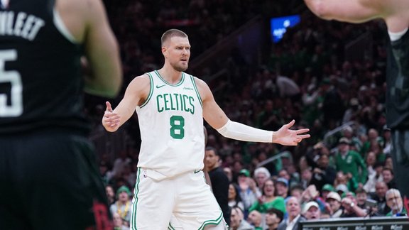 Porziņģim varens bumbas trieciens grozā no augšas sāpīgā "Celtics" zaudējumā