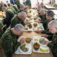 Призывник раскритиковал меню в литовской армии за гамбургеры, пиццы и блины