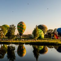 Foto: Daugavpils pilsētas svētku viesus priecējis krāšņs gaisa balonu šovs