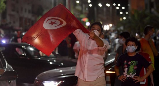 Valsts glābšana vai apvērsums: Tunisijas demokrātija sava lielākā pārbaudījuma priekšā