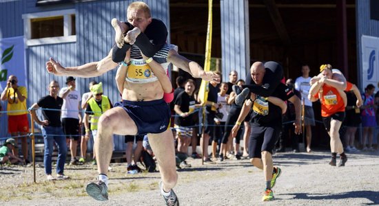 ФОТО: Веселый и озорной чемпионат мира по переноске жен в Финляндии