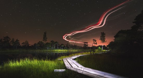 Maģiski foto: Zvaigžņota nakts Ķemeru tīrelī