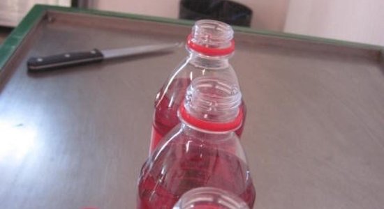 Pārtikas sargi uz Afganistānu atpakaļ aizsūta pudeles ar atdalāmiem korķīšiem