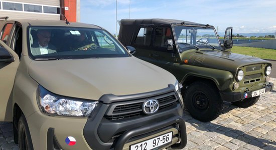 Foto: Čehijas armija atteikusies no krievu UAZ par labu 'Toyota' apvidniekiem