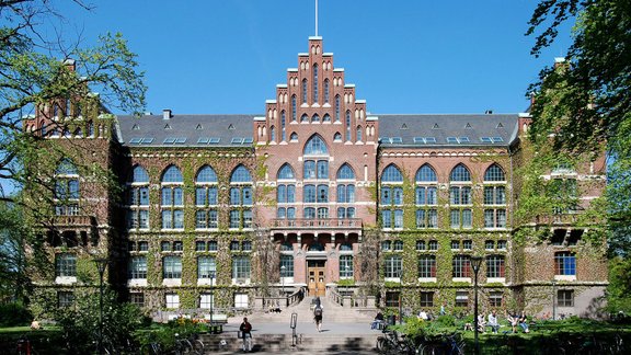 <a target="_blank" href="http://en.wikipedia.org/wiki/Lund_University#mediaviewer/File:Universitetsbiblioteket_080508.jpg">en.wikipedia.org</a>