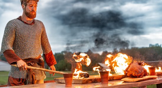 Vēsturiskās pilsdrupās iestudēts igauņu-latviešu brīvdabas uzvedums "Izlūks Vastselīnā"