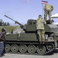 Foto: Briti Ādažos demonstrē Latvijas kāroto bruņutehniku