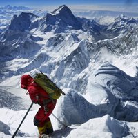 Katram kāpējam Everestā lejup būs jānones astoņi kilogrami atkritumu