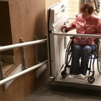 Ratiņkrēslu pacēlājus Rīgā remontēs par 89 tūkstošiem eiro