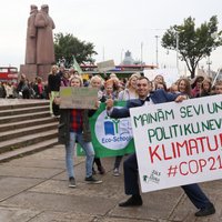 Foto: 'zaļi domājošie' jaunieši gājienā mudina domāt par klimata pārmaiņām