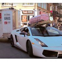 Video: 'Lamborghini' ar piekabi un dēļiem uz jumta