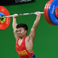 Ķīnietis Luns ar jaunu pasaules rekordu uzvar svarcelšanā svara kategorijā līdz 56 kg