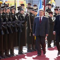 ФОТО: в Ригу прибыл президент Украины Петр Порошенко с супругой