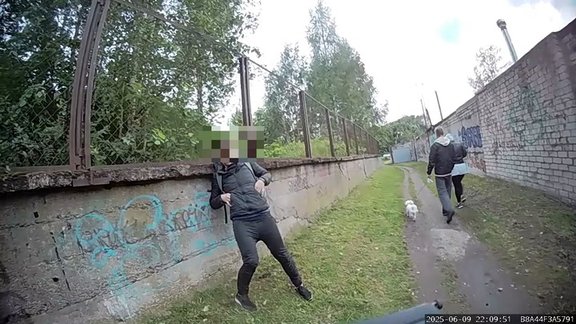 Video: RPP Iļģuciemā nogādā mājās iedzērušu sievieti; viņas piecus bērnus nogādā krīzes centrā