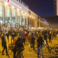 ФОТО, ВИДЕО: Велосипедисты устроили массовый заезд по улицам Риги