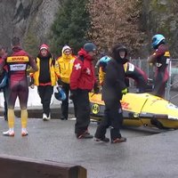 Video: Vācijas bobsleja ekipāža PK posmā izbrauc no trases un sagandē kamanas