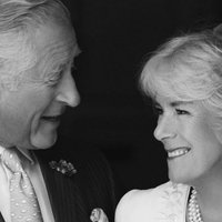 Prinča Čārlza un Kamillas kāzu gadadienā tiek publiskots neredzēts foto