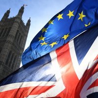 Lielbritānijas parlaments atbalsta Mejas ieceri atlikt 'Brexit' līdz 30. jūnijam