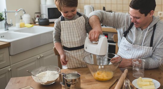 10 Montesori pedagoģijas iedvesmoti paņēmieni, kā bērnam mācīt darboties virtuvē