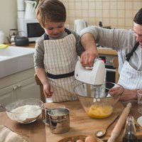 10 Montesori pedagoģijas iedvesmoti paņēmieni, kā bērnam mācīt darboties virtuvē