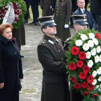 ВИДЕО: Первые лица государства возложили цветы на Братском кладбище