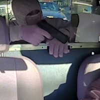 Video: Bruņots vīrietis aplaupa 'taksi', aiz kura stāv policija