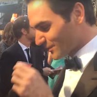 Video: Federers uz 'Oskara' ceremonijas sarkanā paklāja izdzer tekilas 'šotu'