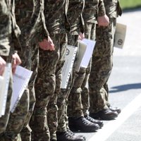 Jaunie profesionālā dienesta karavīri aicina VAD iesauktos nebaidīties no pievienošanās armijai