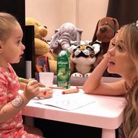 Звезда сериала "Универ" вывихнула руку двухлетней дочери