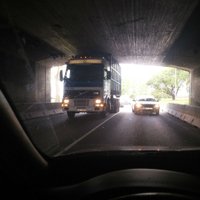 ФОТО: Под каменным мостом застрял грузовик