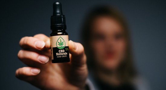 От всех болезней? В Латвии растет популярность CBD-масел. Что с ними не так?