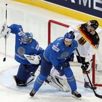 Vācijas hokejisti 'bullīšos' uzvar sīksto Kazahstānu
