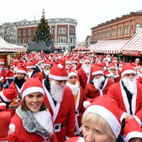 ФОТО: В Риге прошел традиционный забег Дедов Морозов