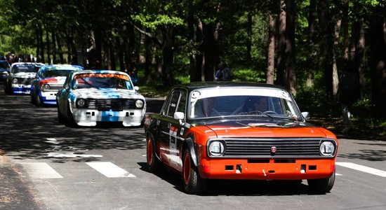 Fotoreportāža: 'Dzintara Volga' pierūcina Mežaparku