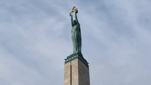 Par "Ajax" fanu izdarībām Vecrīgā sākti divi kriminālprocesi; Brīvības piemineklis nav bojāts