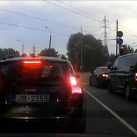 Video: 'Opel' droši dodas pretim satiksmes plūsmai pa vienvirziena ielu