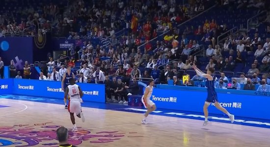 Video: Precīzs trāpījums no laukuma otras puses 'Eurobasket 2022' ceturtdaļfinālā