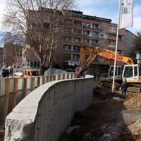 Pilsētā Kosovā bez incidentiem nojaukts serbu uzceltais mūris
